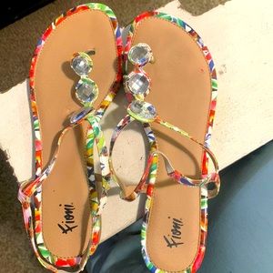 Very nice casual sandal that goes with just about anything.